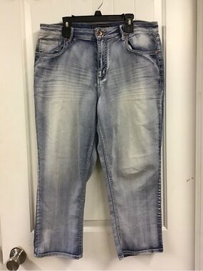 Cato Light Wash Blue Capri Jeans size 14